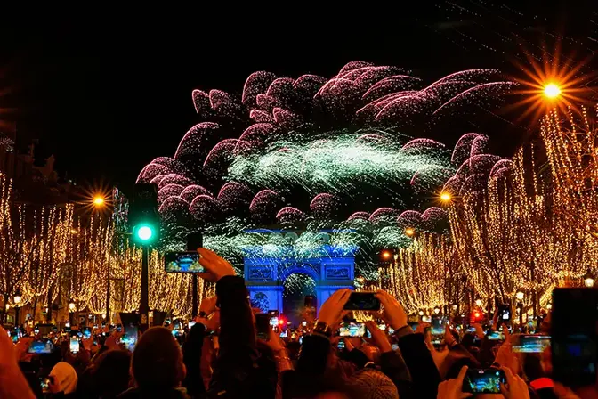 31 décembre au Champs-Élysées, feu d'artifice pour rentrer dans la nouvelle année.