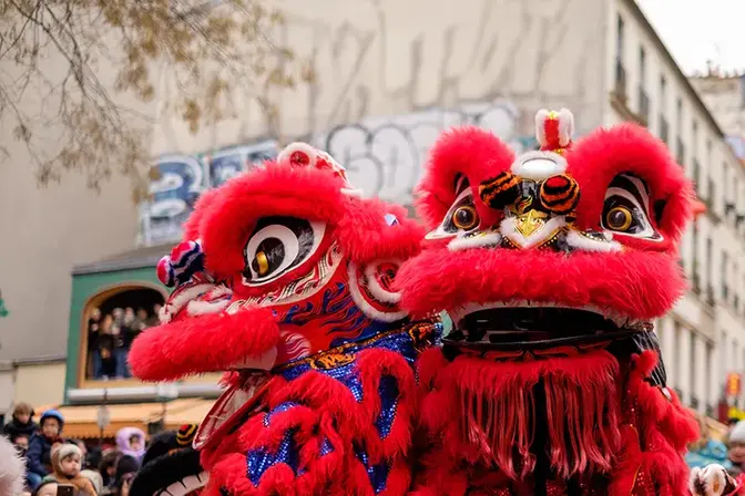 Défilé du Nouvel An chinois à Belleville, Paris.