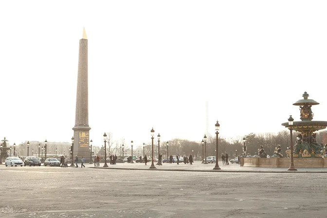 Place de la Concorde dans la brume d'hiver