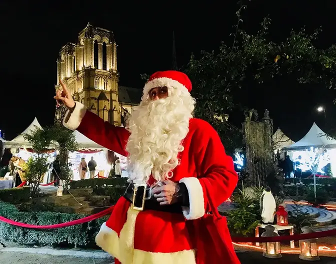 Le Père Noël au Marché de Noël de Notre-Dame.